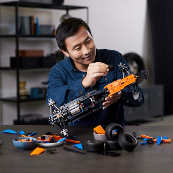 LEGO TECHINC MCLAREN FORMULA 1 #42141 - Image 2