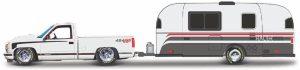 Chevrolet 454 SS 1999 + CAMPER TRAILER - Escala 1:64
